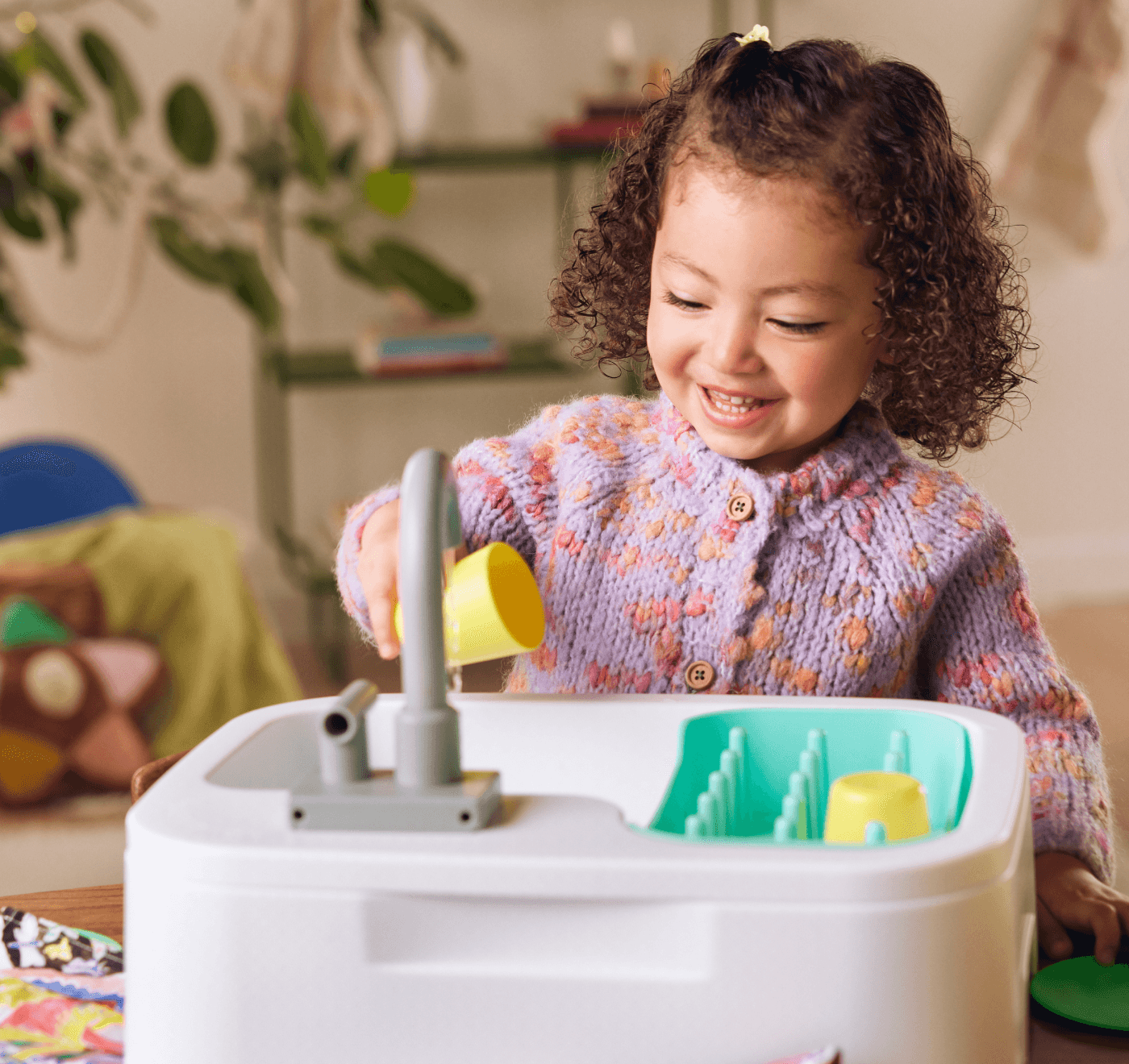 Little girl playing with the Super Sustainable Sink With Bio-Based Cups & Plates